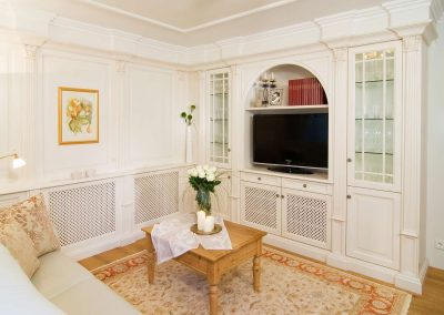 Interior im Landhausstil – Wohnzimmer mit elegant weiß lackiertem Fernsehschrank