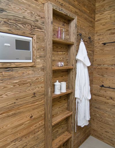 Alpenländische Wohnkultur im Chalet-Stil – Garderobe in der Sauna