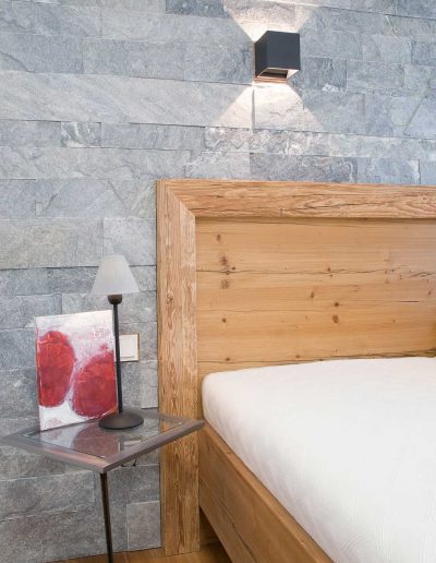 Alpenländische Wohnkultur im Chalet-Stil – Schlafzimmer-Detail