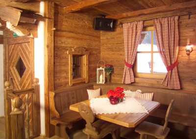 Skihütten Einrichtung – Altholz-Stube mit Skihütten-Atmosphäre