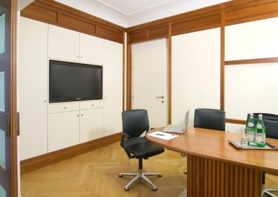 Büro planen und einrichten – Besprechungszimmer mit weiß lackierten Schränken