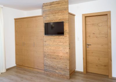 Hotelprojekt im Chalet-Stil: Schrank mit Altholzpaneele