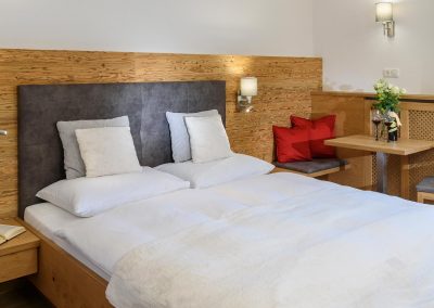 Hotelprojekt im Chalet-Stil: Kopfhaupt Schlafzimmer