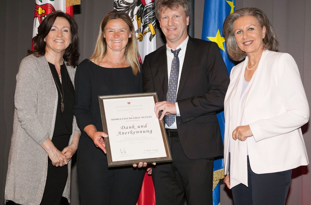 Die Möbeltischlerei Manfred Manzl wurde für das 90-jährige Wirken geehrt